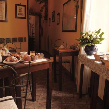 לינה וארוחת בוקר I Visconti נאפולי